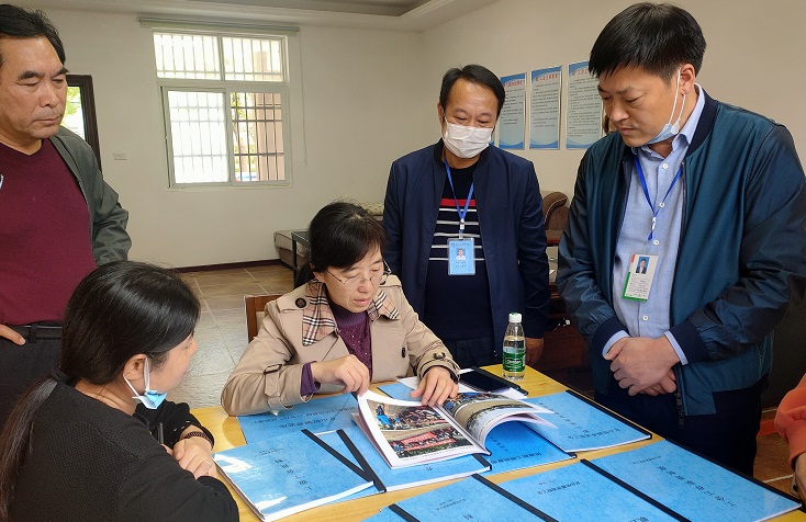 3考核组查阅京山恒源养老院工会台账资料.jpg